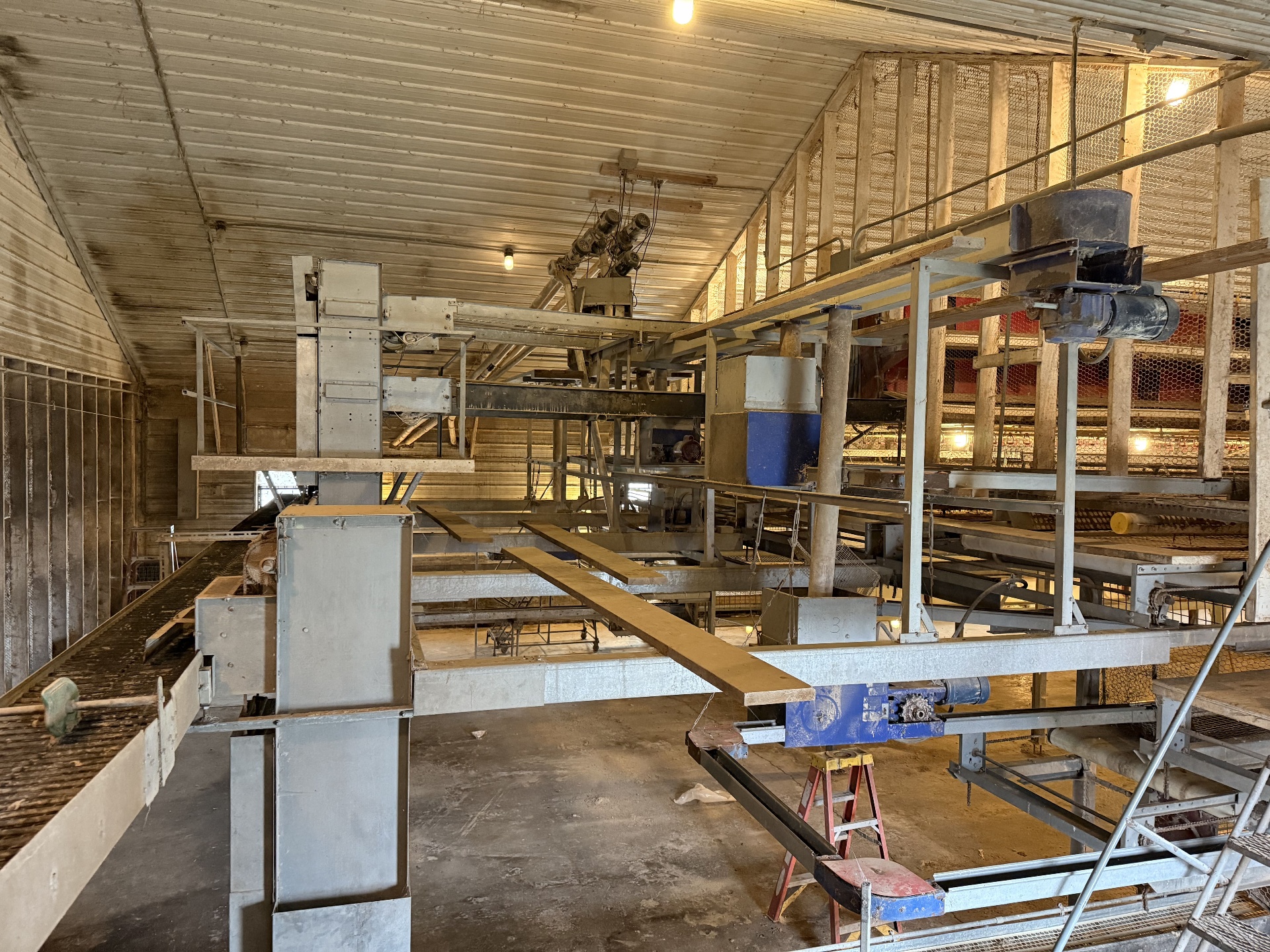 RED-L Aviary System photo 1